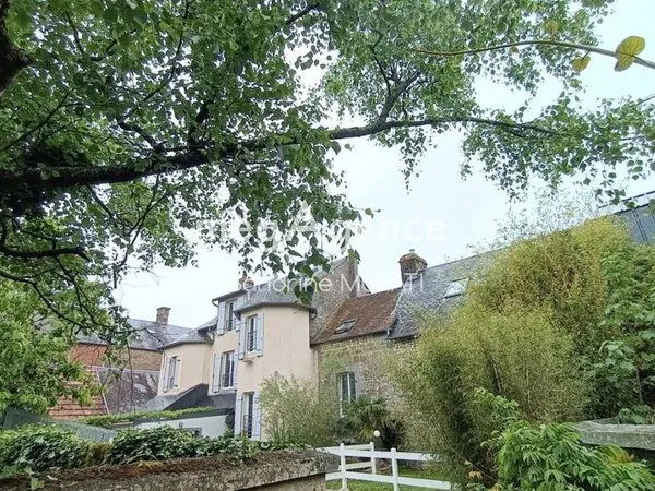 CARROUGES MAISON DE VILLE 220 m² AVEC JARDIN 