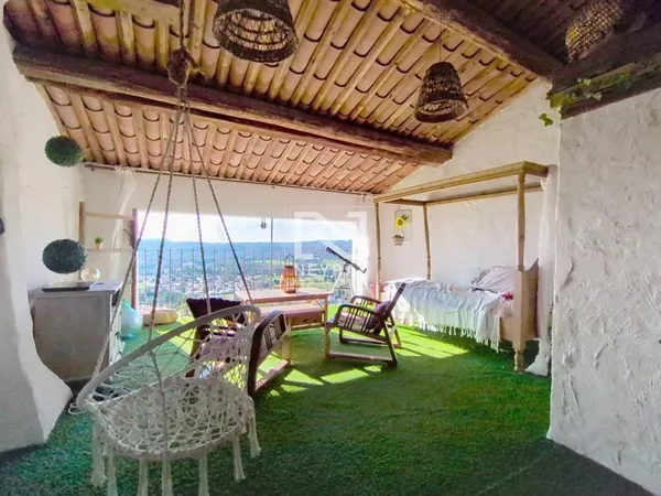 FAYENCE - Maison de village avec grande terrasse couverte - vue - CAVES 