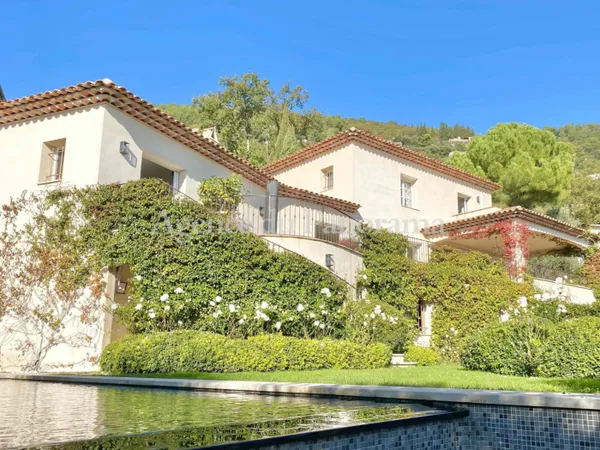 IRREPROCHABLE VILLA PROVENCALE OUVRANT SUR UNE VUE MER ET ESTERE 