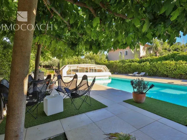 Elégante villa T4 de plain-pied avec piscine et garage à Saint Tropez 