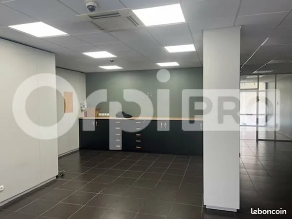 Bureau 130 m² 