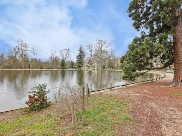 Neuilly-sur-Seine-côté bois, à proximité immédiate du lac 