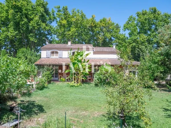 Maison au coeur du village avec terrain arboré - Paradou 