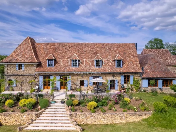 Propriété de Luxe Entièrement Rénovée avec Vue Panoramique et 18 Hectares en Dordogne 