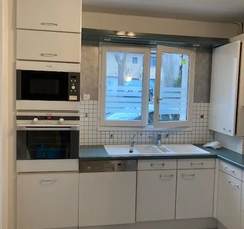 Un semi studio d'une maison, jardin et parking gratuit 