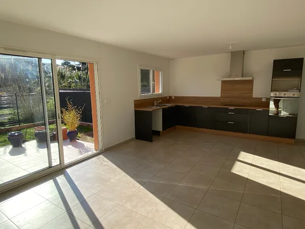 Location d'une maison F4 à SAINT CYPRIEN avec jardin 