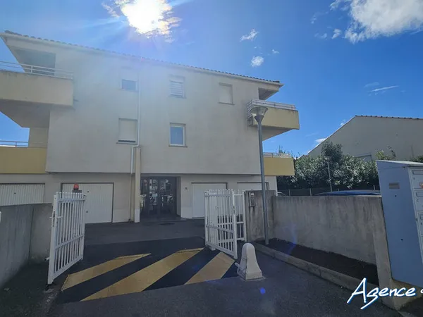 PETITE COPROPRIETE T2 TERRASSE PARKING 
