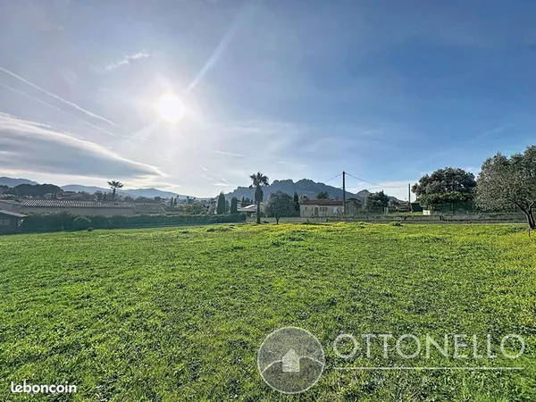 Terrain 631 m² ROQUEBRUNE SUR ARGENS 
