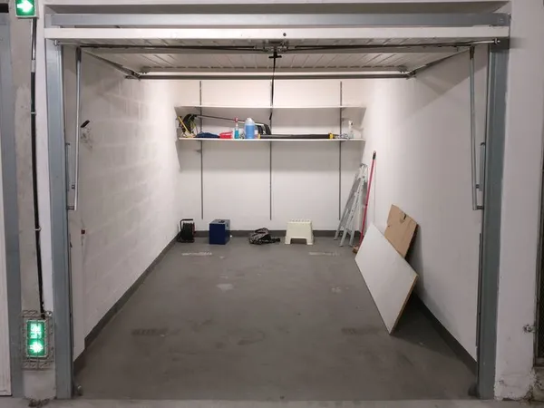 Garage fermé 15m2. Propre et électrifié. Serrure sécurité. 