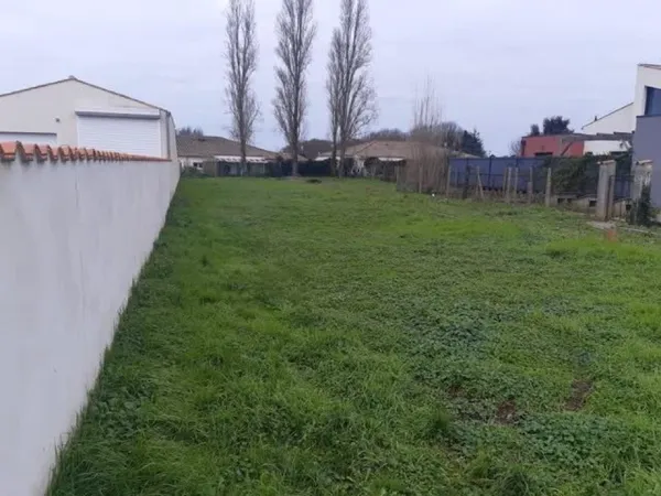 SAINT-LAURENT DE LA PRÉE, TERRAIN A BATIR VIABILISE DE 618m² 