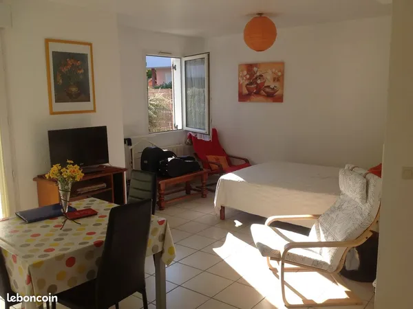 Grand studio avec petite terrasse 