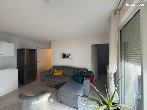 Appartement récent et lumineux /grand garage/Terrasse/Tram 