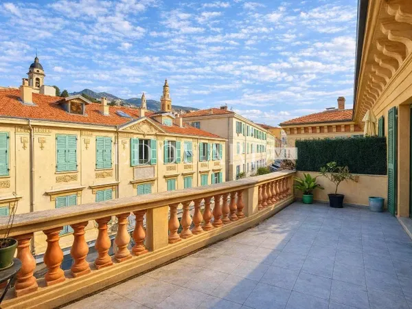 Exceptionnel quatre pièces avec terrasse, idéalement situé en plein coeur de la zone piétonne de 