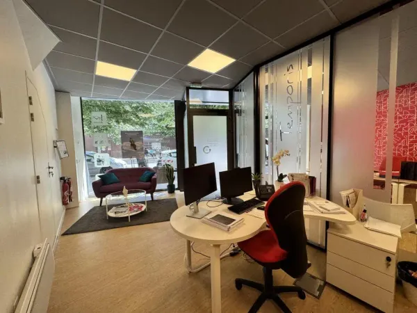 Local Commercial / Bureau avec vitrine sur axe passant 
