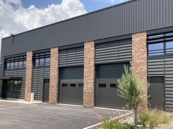 Local d'activité 1142 m² 