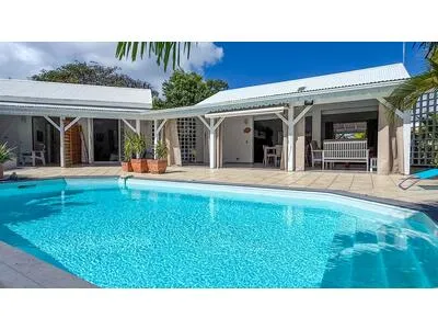 Villa avec piscine sur vaste terrain tropical Saint-Franço 