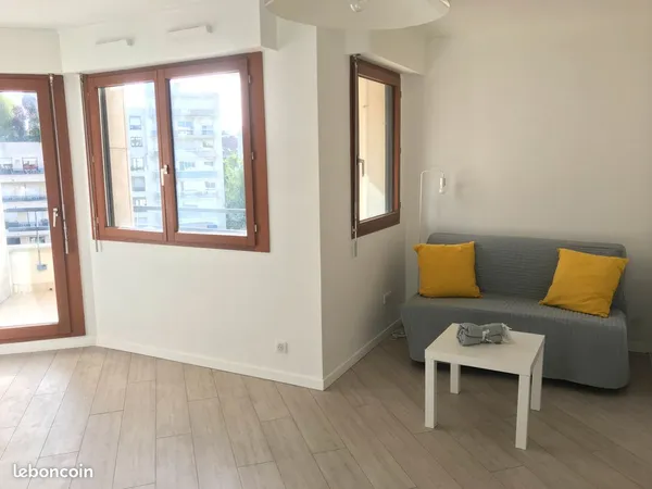 Studio de 30 m2 très calme ensoleillé avec cave et parking 