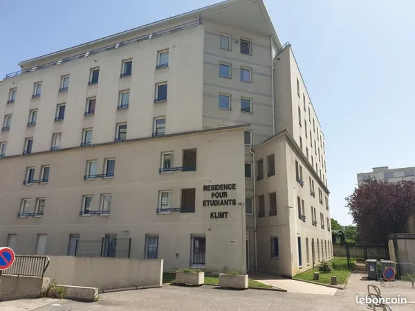 Parking fermé, Villeursalengro en sous sol, avec Gardien Part Dieu à 5 min (limite Lyon 6ème). Toute