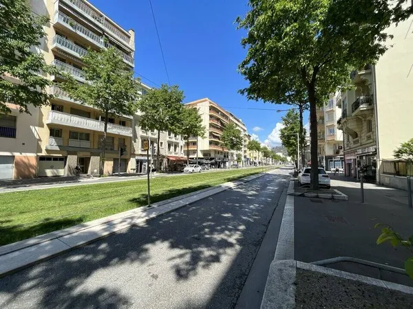 Local commercial 184 m² 