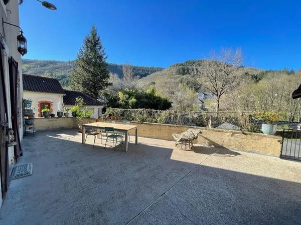Maison en pierre de 10 pièces principales 