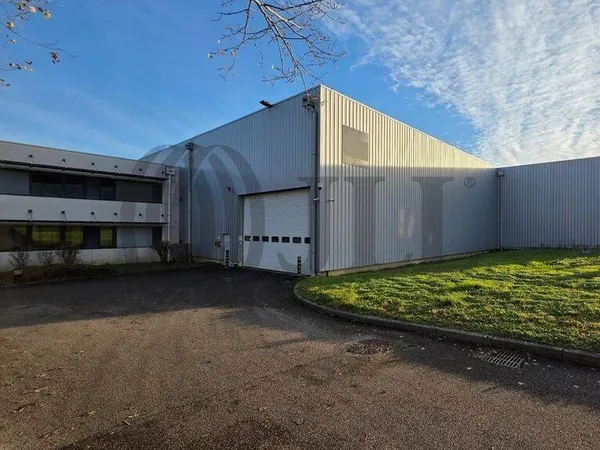 Local d'activité 3207 m² 