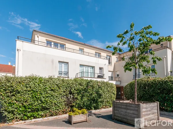 LOUVRES - Appartement deux pièces avec balcon et parking en sous-sol 