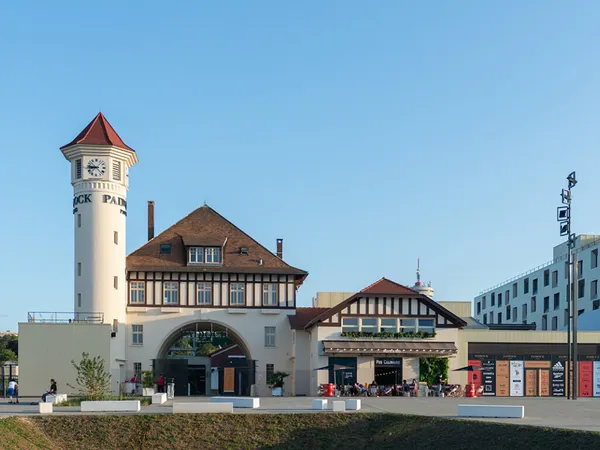 LOCAUX COMMERCIAUX AU COEUR DU CENTRE COMMERCIAL "PADDOCK" (ROMAINVILLE) 