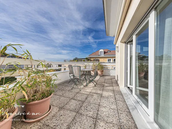 Duplex de 5 pièces avec une grande terrasse, une cave et deu 