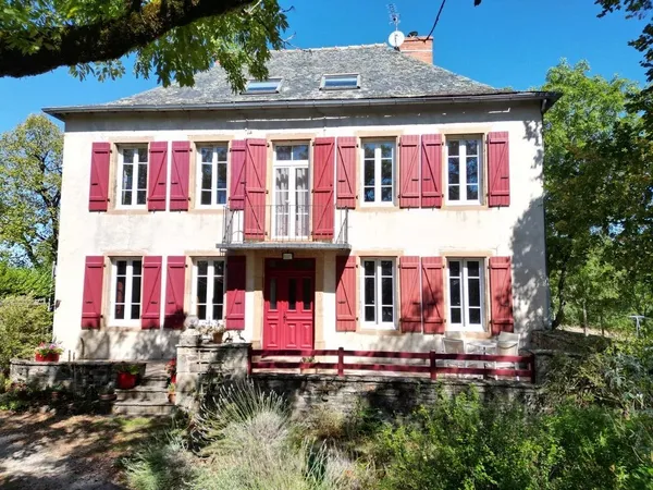 Maison en pierre rénovée à La Salvetat-Peyralès, Aveyron 