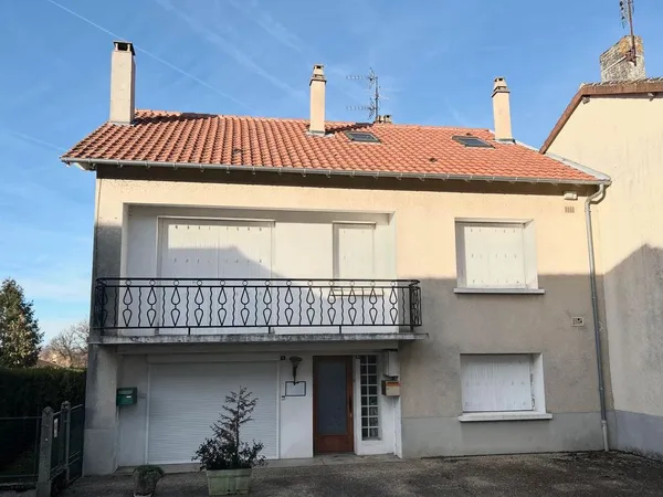 Dans un village du haut-Limousin, où vous trouverez les services essentiels à la vie d'une 