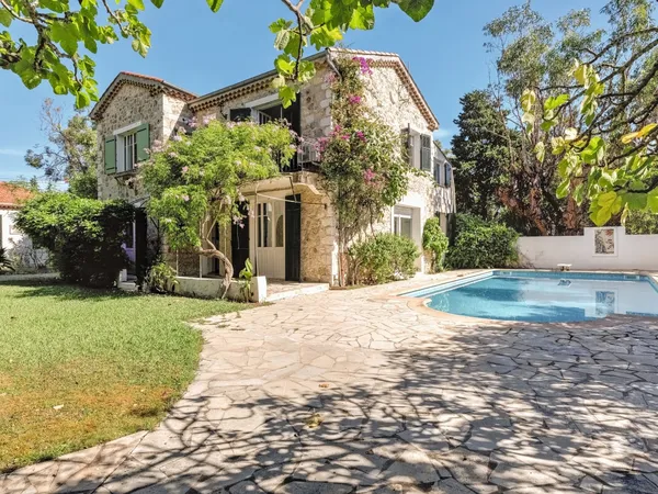 PROCHE ANTIBES - EXCLUSIVITÉ À 50 MÈTRES DE LA MER 