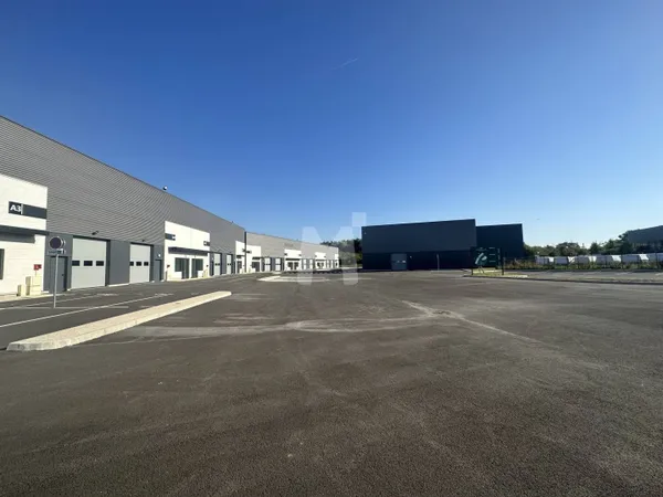 Local d'activité 218 m² 