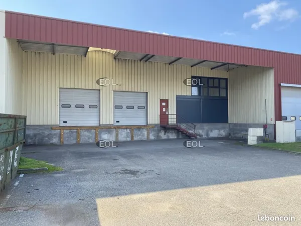 Local d'activité 476 m² 