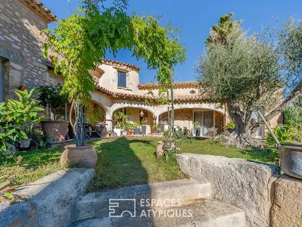 Maison atypique avec jardin paysager et architecture singulière 