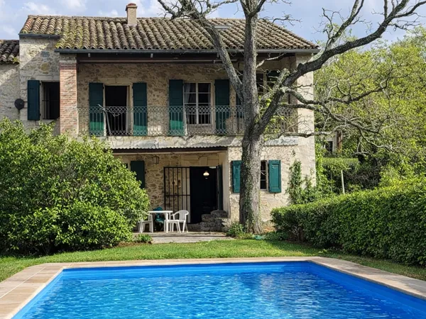 MAGNIFIQUE MAS DE VILLAGE AVEC PISCINE ET GRAND TERRAIN 