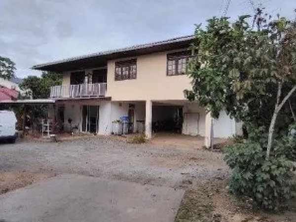 Propriété de 1600m2 en plein Cayenne, dans un quartier calme avec 3 logements distincts. 