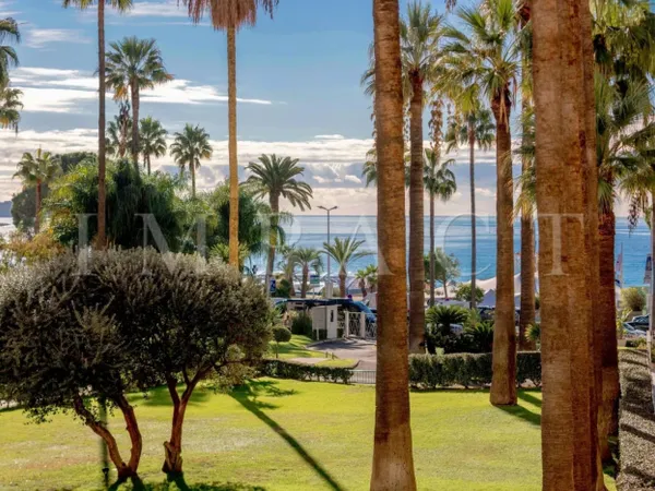 Appartement rénové 3 pièces vue mer à vendre - Cannes Croisette 
