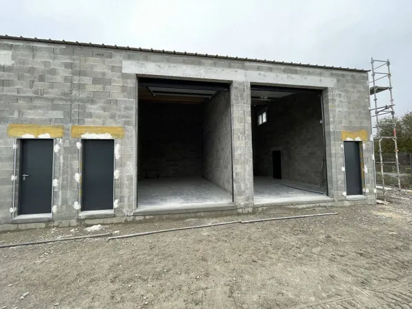 Entrepôt 585 m² 