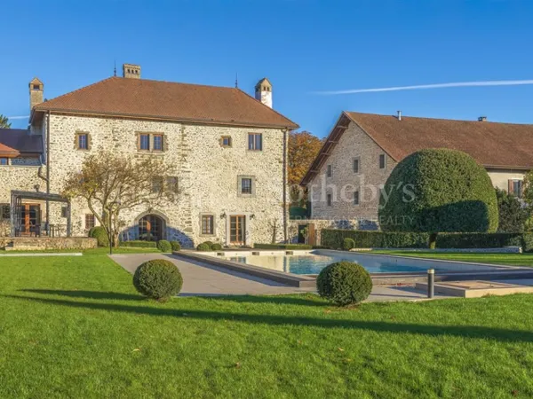 Château situé à la frontière Suisse, près de Genève, dans la r 