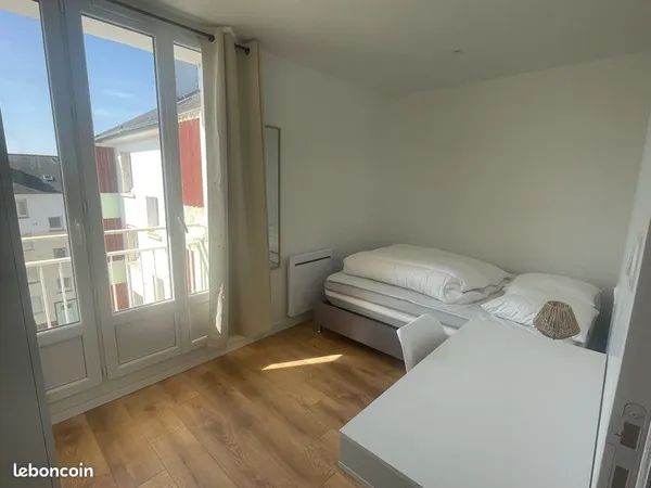 Chambre avec Balcon dans Appartement meublé refait à NEUF 