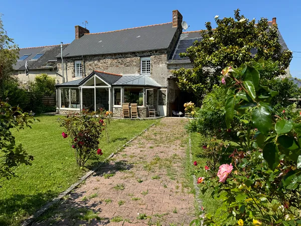 A VENDRE LA FRESNAIS MAISON EN PIERRES RENOVEE JARDIN BOXE CHEVAUX GRAND TERRAIN 