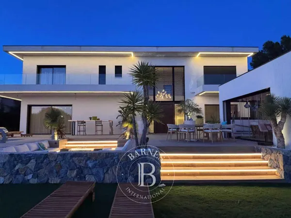 VILLA CONTEMPORAINE - VUE MER - PRESTATIONS HAUT DE GAMME - 4 SUITES - PISCINE - GARAGE - À PIED DU 