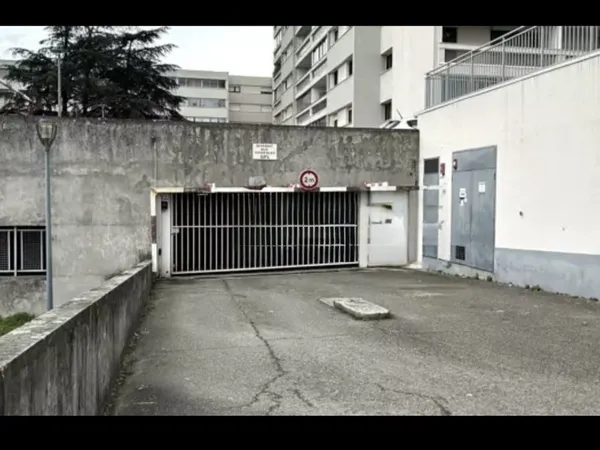 Parking garage ou cave en sous-sol 