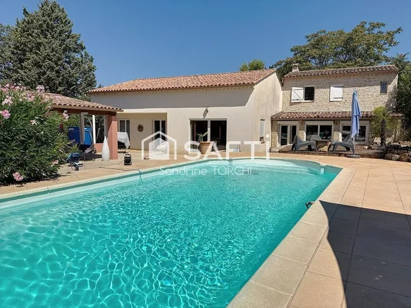 Villa 175 m² avec piscine et garage à Trans en Provence. 