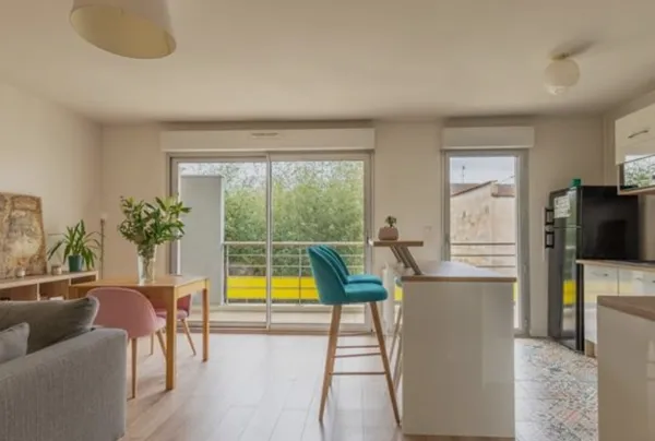 Loue appartement type T2 avec balcon, parking & cellier à Bordeaux Bastide - 48m² 