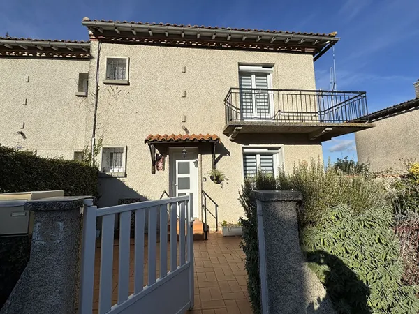 Maison 3 faces rénovée 2020, 85 m² habitables avec sous-sol et garage, village tous commerces à 