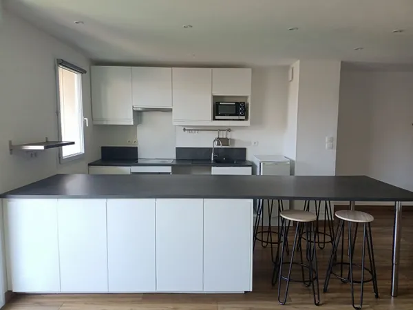 DERNIER ETAGE - APPARTEMENT T4 - 83m² - GARAGE - CASTELGINEST 