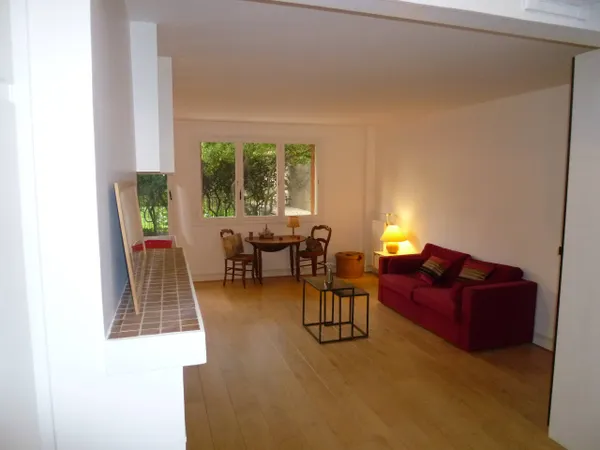 Loue en meublé Paris 15ème : grand studio (40m²) avec petit jardin 