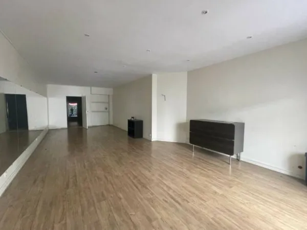 Boutique 2 pièces 80 m² 