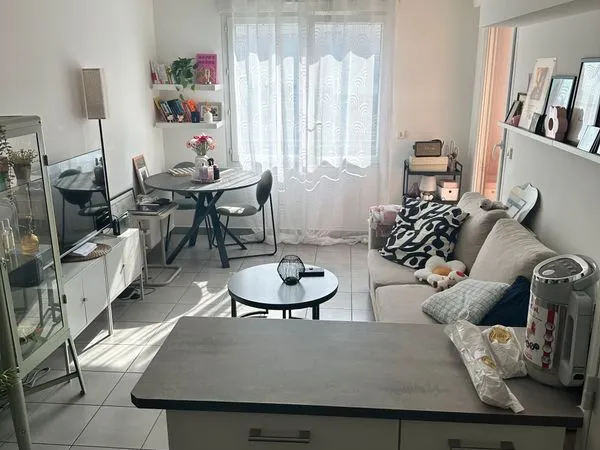 T2 non meublé 40m2 avec balcon de 4m2 garage VILLEURBANNE loyer 740 charges comprises 